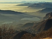 64 Vista dal Monte Tesoro verso i laghi di Lecco fin verso il Monte Rosa nella luce dell'imminente tramonto